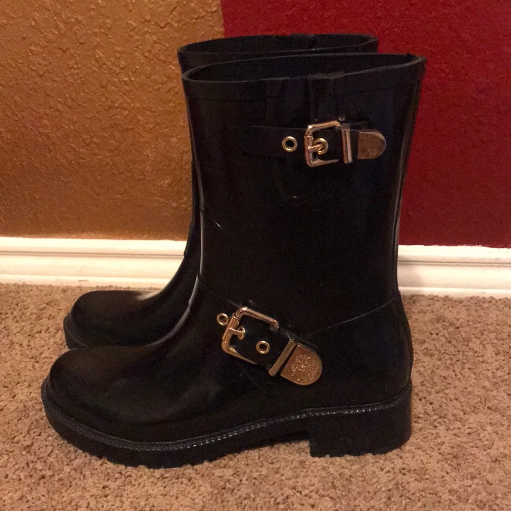 Black buckle Vince Camuto rain-boots